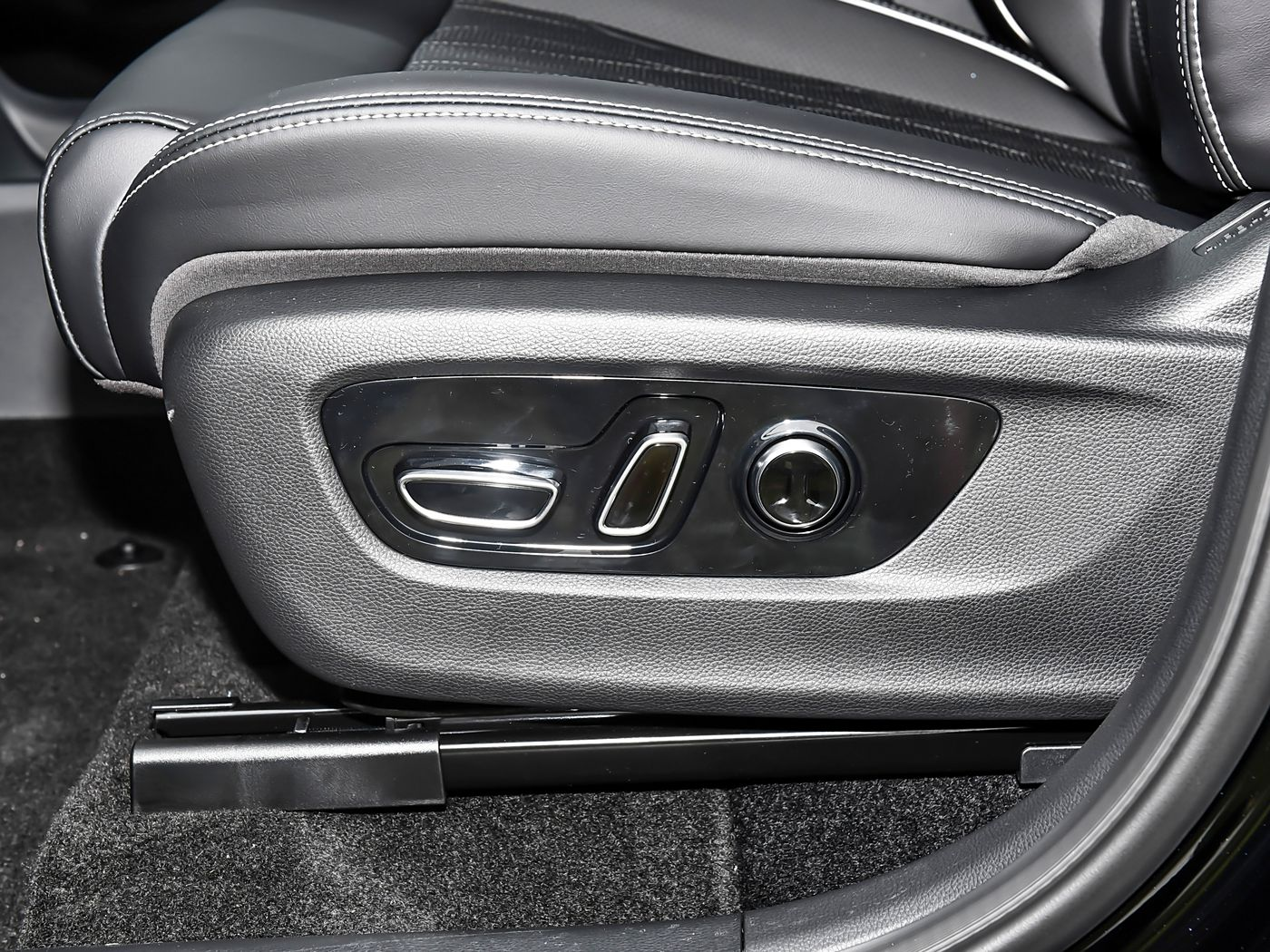 GS8 FEATURES & SPECIFICATIONS Four-wheel Drive 7-seats