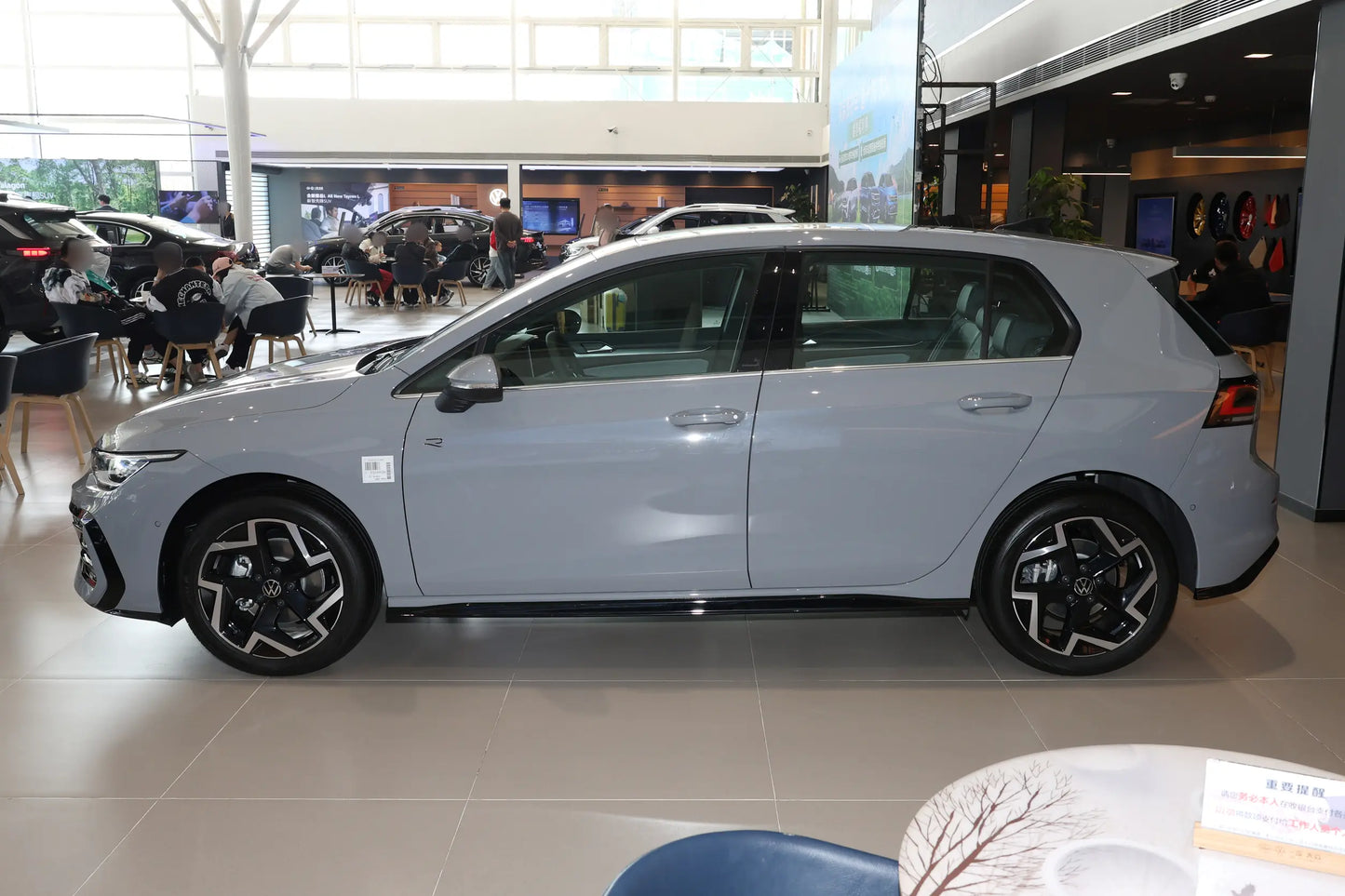 GOLF 2025 Model Facelift 300TSI  R-Line Optional  black light wheel hubpackage