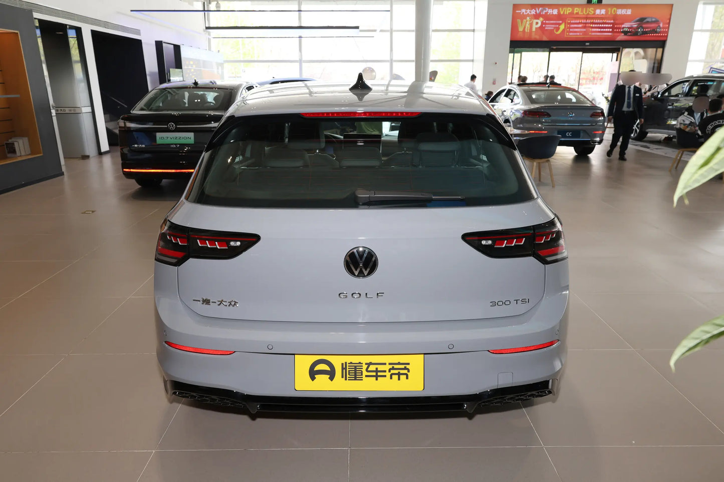 GOLF 2025 Model Facelift 300TSI  R-Line Optional  black light wheel hubpackage