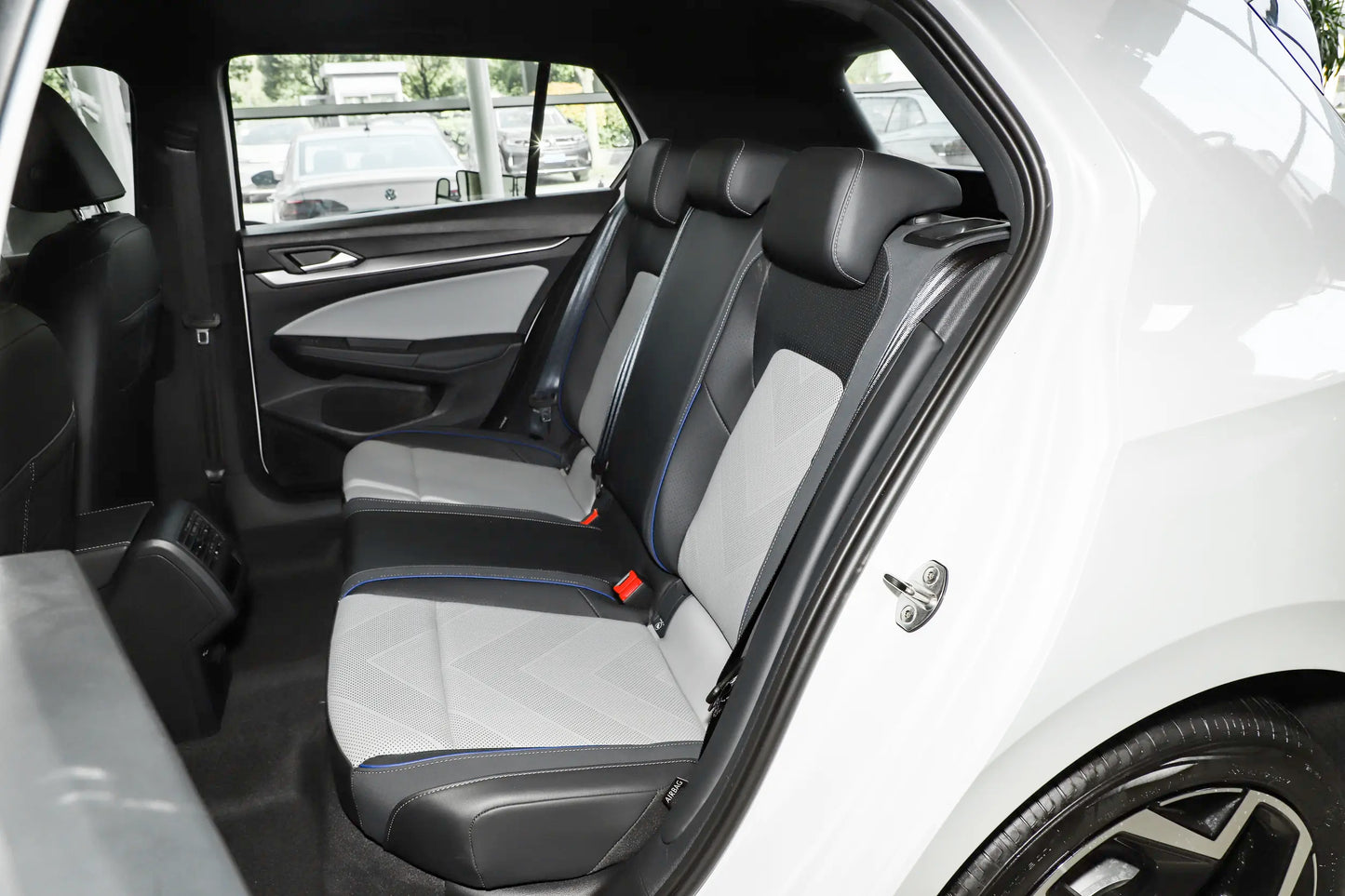 GOLF 2025 Model Facelift 300TSI  R-Line Optional  black light wheel hubpackage