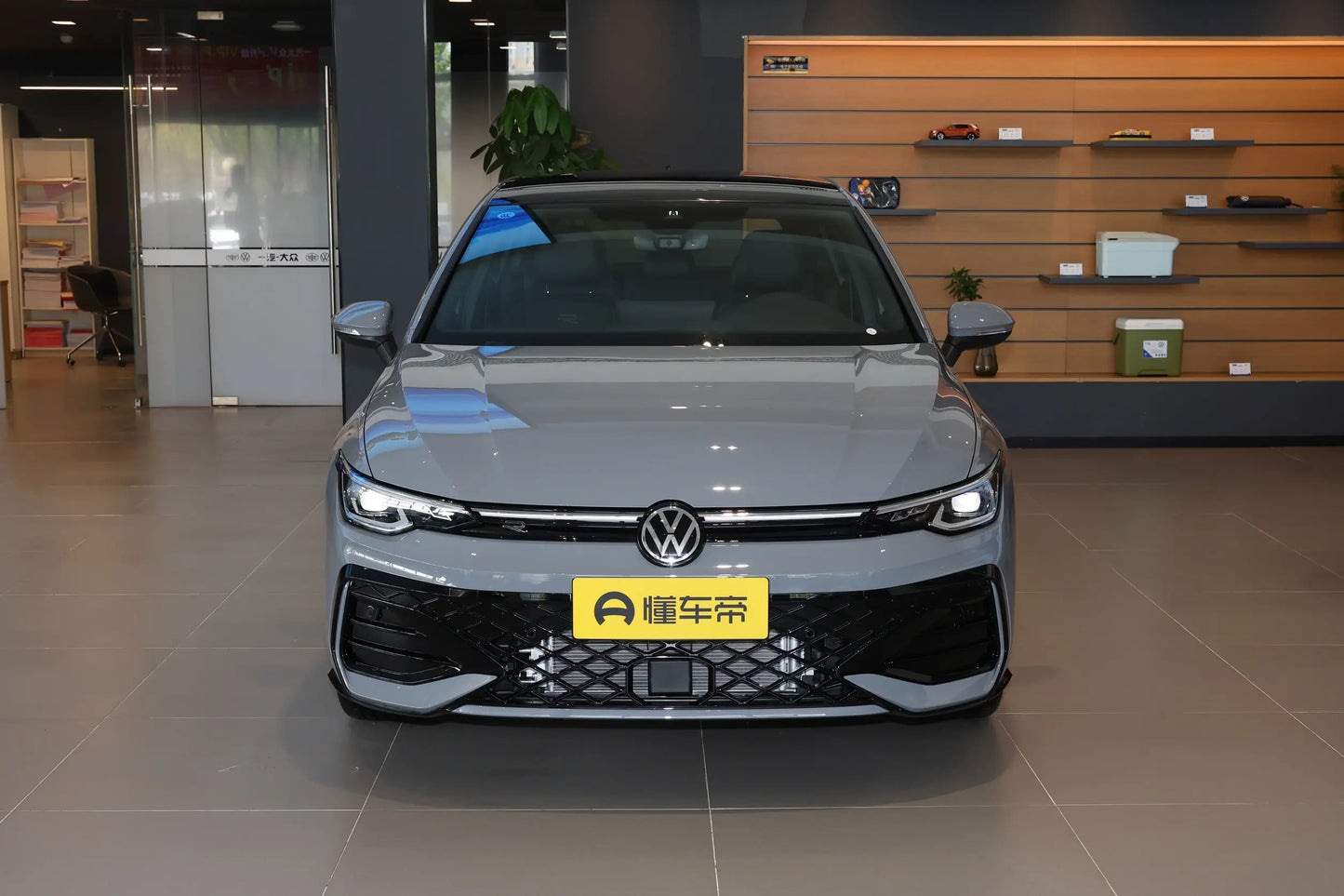 GOLF 2025 Model Facelift 300TSI  R-Line Optional  black light wheel hubpackage