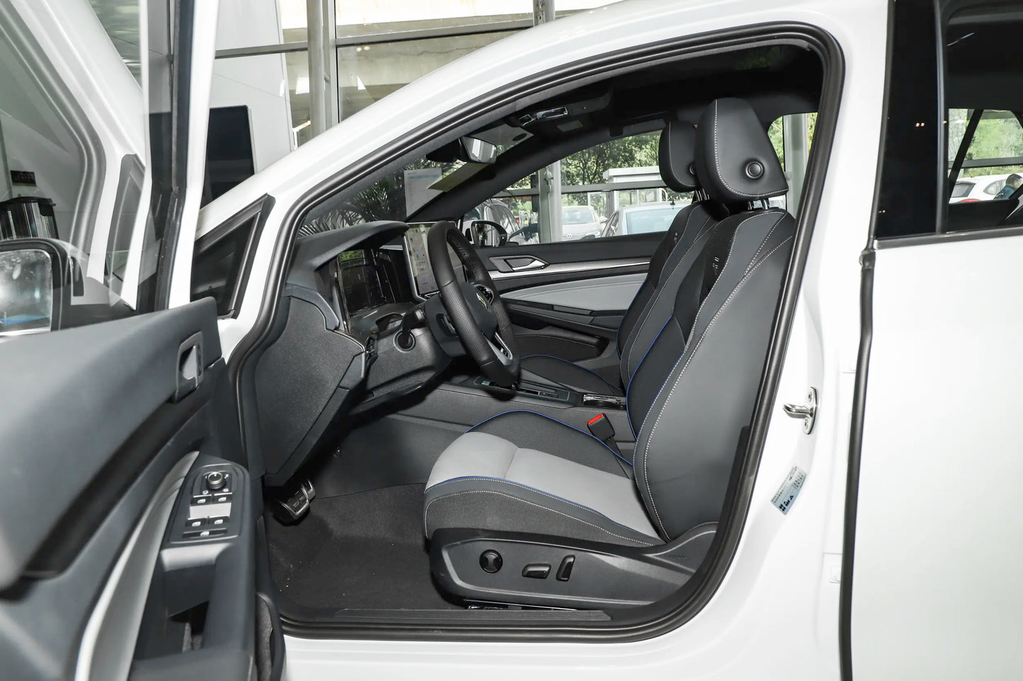 GOLF 2025 Model Facelift 300TSI  R-Line Optional  black light wheel hubpackage